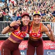 Melissa Humana-Paredes et Brandie Wilkerson sourient devant la foule de Montr&eacute;al.