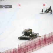 Des travailleurs s'affairent à déblayer la piste avec de la machinerie lourde.