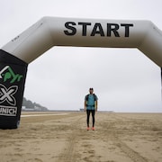 Un athl&egrave;te prend la pose devant une ligne de d&eacute;part pour une course d'endurance.