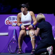 Bianca Andreescu reçoit des soins pour sa blessure à son genou.
