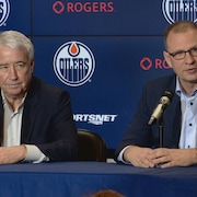 Nicholson et Gretzky assis derrière une table, répondent aux questions des journaliste. 