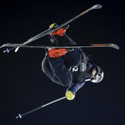 Brendan MacKay à la Coupe du monde de ski acrobatique de Calgary.