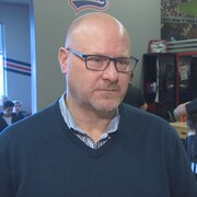 Brent Parker en entrevue dans l'un de ses salons de coiffure Sport Clips. 