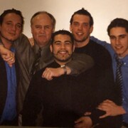 Les quatre hockeyeurs québécois posent en compagnie de leur entraîneur-chef de l'époque, Bob Beatty.