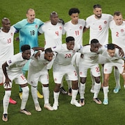 L'équipe canadienne de soccer pose pour une photo avant son match contre la Belgique au stade Ahmad Bin Ali à Doha, au Qatar.