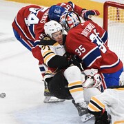 Taylor Hall, des Bruins, entre en collision, pieds devant, avec le gardien du Canadien.