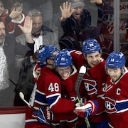 Des joueurs du Canadien se félicitent sous le regard d'amateurs massés dans les gradins.