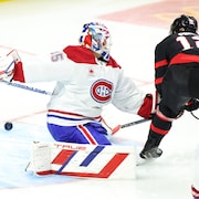 Un joueur de hockey déjoue un gardien. 