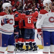 Des hockeyeurs célèbrent un but.