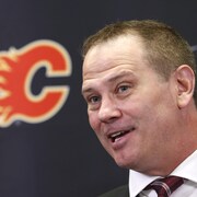 Craig Conroy lors de la conférence de presse annonçant qu'il est le nouveau directeur général des Flames, le 23 mai 2023. 