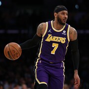 Le basketteur Carmelo Anthony tient un ballon dans sa main droite.
