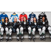 Des joueuses de hockey posent pour la cam&eacute;ra.