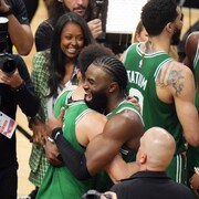 Des joueurs de basketball