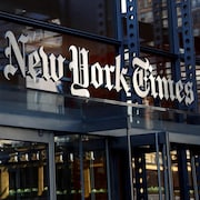 Le logo de la compagnie, une écriture stylisée du nom New York Times, est placé au-dessus des portes d'entrée.