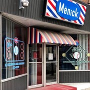 Le salon de barbier Chez Ménick, véritable institution dans le quartier Rosemont.