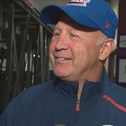 Il sourit en entrevue avec sa casquette du Canadien  sur la tête.