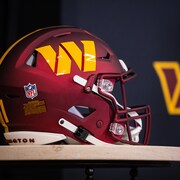 Un casque de football avec un W et le logo de la NFL