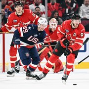 Jake Guentzel se met à patiner pour rejoindre Connor McDavid, qui mâche son protège-dents tout en maniant la rondelle. 