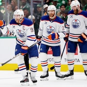 Connor McDavid célèbre un but.