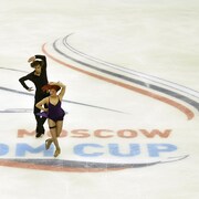 Un couple danse lors de la Coupe Rostelecom de patinage artistique.