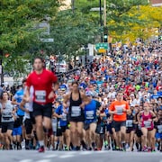 Une masse de coureurs prend les rues de Montréal d'assaut. 