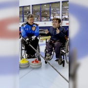 Deux joueurs de curling en fauteuil roulant.