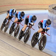 Quatre cyclistes canadiennes participent à une épreuve de poursuite où elles doivent se suivre de très près.