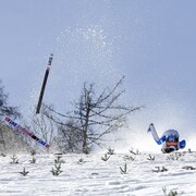 La tête de Daniel-Andre Tande absorbe le coup après une terrible chute, qui lui fait perdre ses ski, lors de son atterrissage sur la neige.