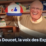 Jacques Doucet pr&eacute;sente une casquette des Expos.