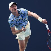 Denis Shapovalov a frappé la balle de tennis.