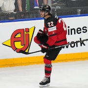 Un hockeyeur célèbre un but sur la patinoire.
