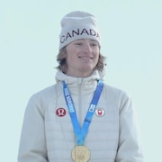Éli Bouchard, qui sourit sur le podium, a atour du cou sa deuxième médaille d'or.