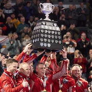 Brad Gushue et ses coéquipiers soulèvent le Brier.