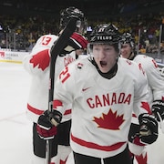 Owen Allard (21) célèbre avec ses coéquipiers son but marqué lors de la rencontre entre le Canada et la Finlande au championnat mondial de hockey junior, mardi, en Suède.