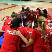 Des joueuses de l'équipe canadienne féminine de handball forment un caucus avant le match. 
