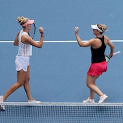 Deux joueuses de tennis s'apprêtent à se serrer la main.
