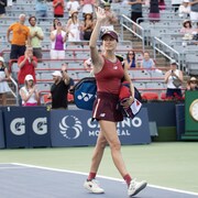 Elle salue la foule qui l'applaudit. 
