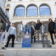 Les huit joueurs invités aux finales de l'ATP posent pour la photo devant le trophée du tournoi. 