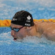 Finlay Knox nage en style papillon et sort la t&ecirc;te de l'eau pour prendre son souffle pendant une course.