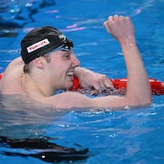 Finlay Knox célèbre sa victoire au 200 m quatre nages.