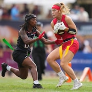 Deux joueuses de football drapeau.