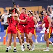Les Canadiennes c&eacute;l&egrave;brent un touch&eacute;.