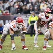 Laurent Duvernay-Tardif se prépare sur la ligne d'engagement.