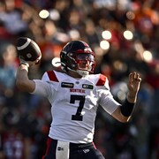 Cody Fajardo s'apprête à lancer le ballon.