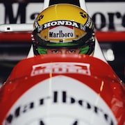 Ayrton Senna à bord de sa voiture de course McLaren.