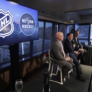 Bill Daly, commissaire adjoint de la LNH, Gary Bettman, commissaire de la LNH, et Tod Leiweke, président de Seattle Hockey Partners group