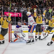 Les joueurs des Golden Knights célèbrent un but lors d'un match le 12 mai 2023. 