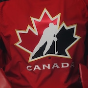 Le logo de Hockey Canada imprimé sur un chandail rouge.