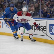Josh Anderson (17) des Canadiens de Montréal tente d'attraper un palet libre alors que Colton Parayko (55) des Blues de Saint-Louis se défend pendant la première période d'un match de hockey de la LNH