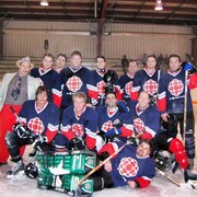 L’entraîneur et les joueurs de l'équipe de Radio-Canada, lors du premier tournoi Hockey en fête. 